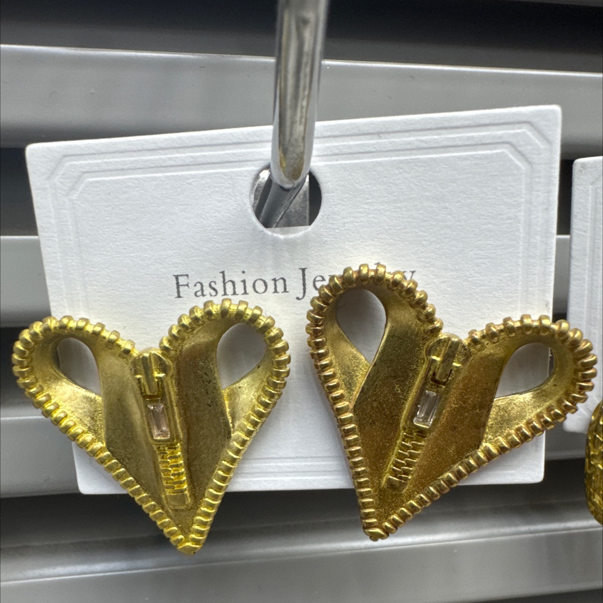 Welded zircon earrings, pearl earrings, women's fashionable and versatile earrings, simple and elegant, individual and trendy accessories, pearl earrings accessories details Picture