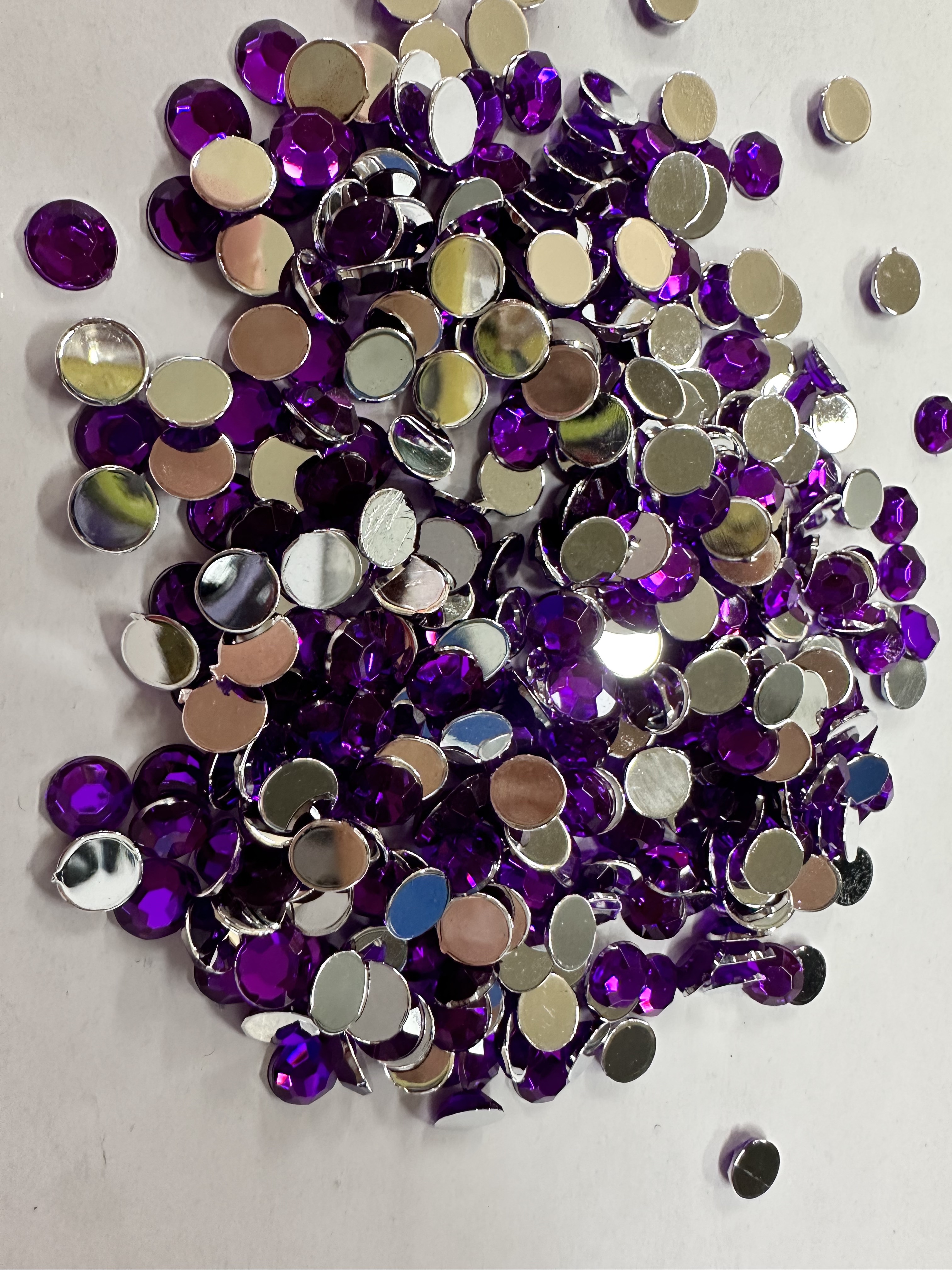 Factory direct sales of imitation Taiwanese acrylic drill flat drill 1.5mm ~ 4mm children's hair accessory gripper accessories, environmentally friendly flat cut surface round Application Scenario