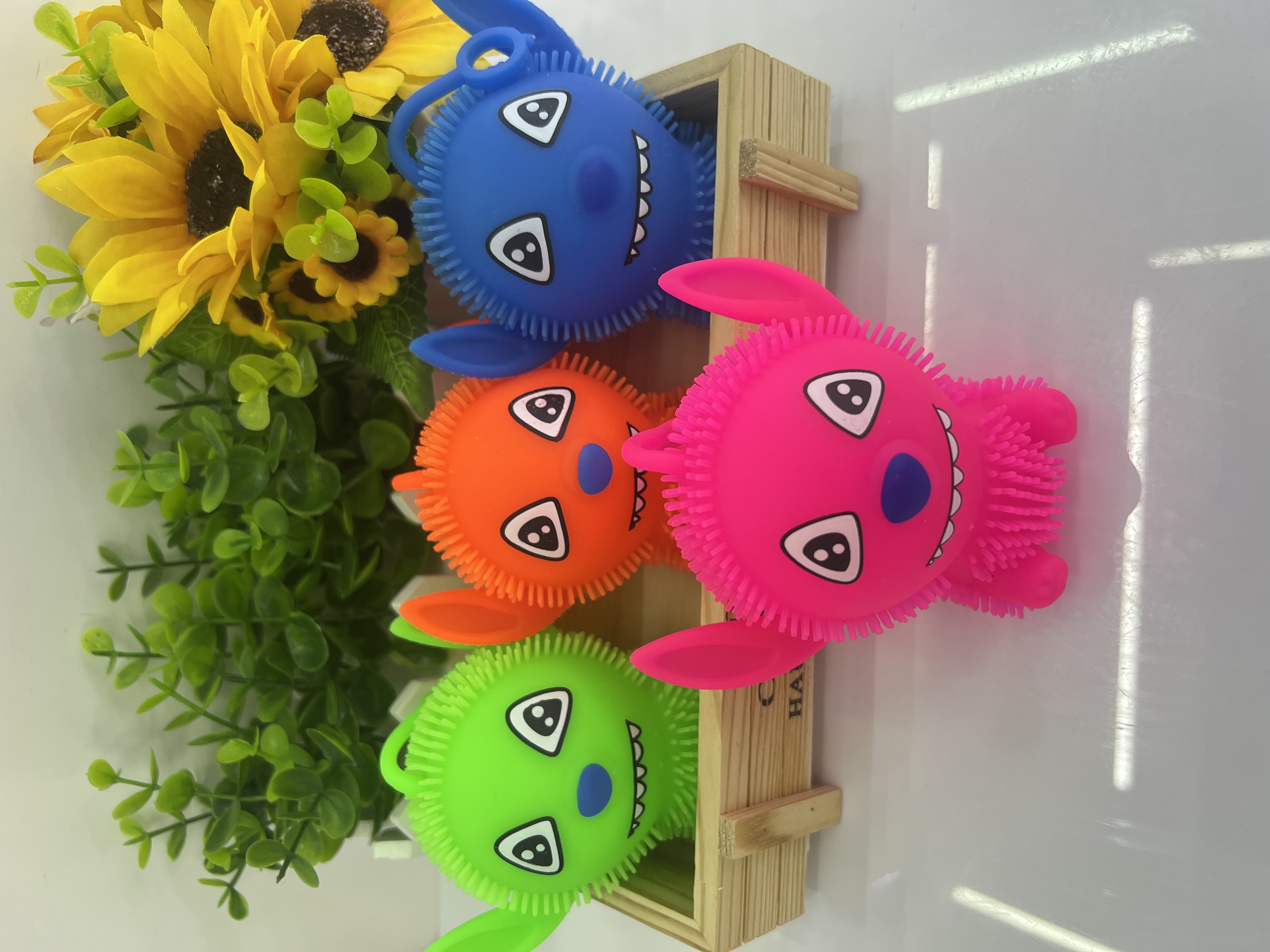 怪兽毛毛球，形象生动逼真又可爱解压毛毛球