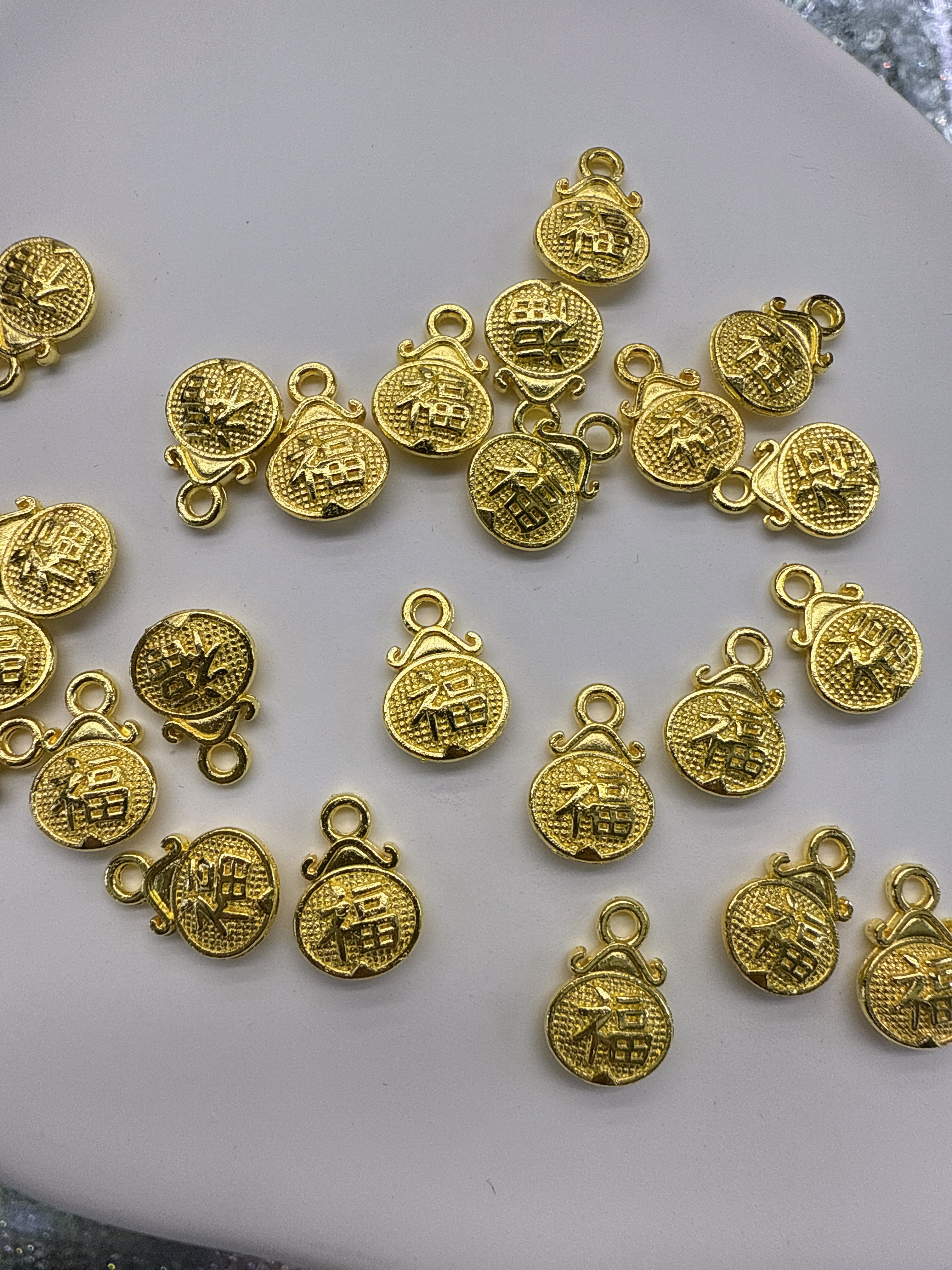 الحلي على قلادة صغيرة detail image 3
