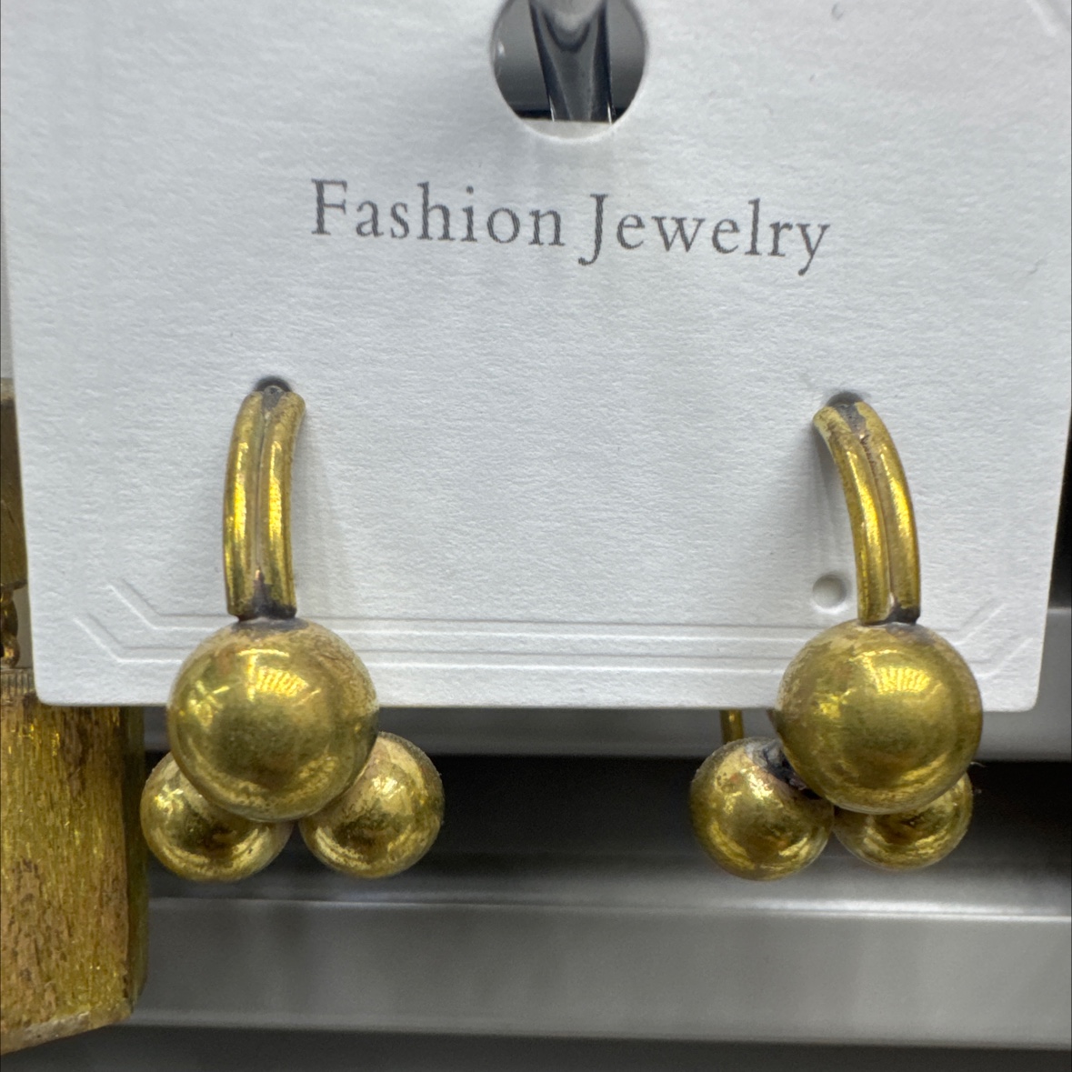 Welded zircon pearl earrings for women, fashionable earrings, versatile and elegant accessories, simple design, trendy style details Picture