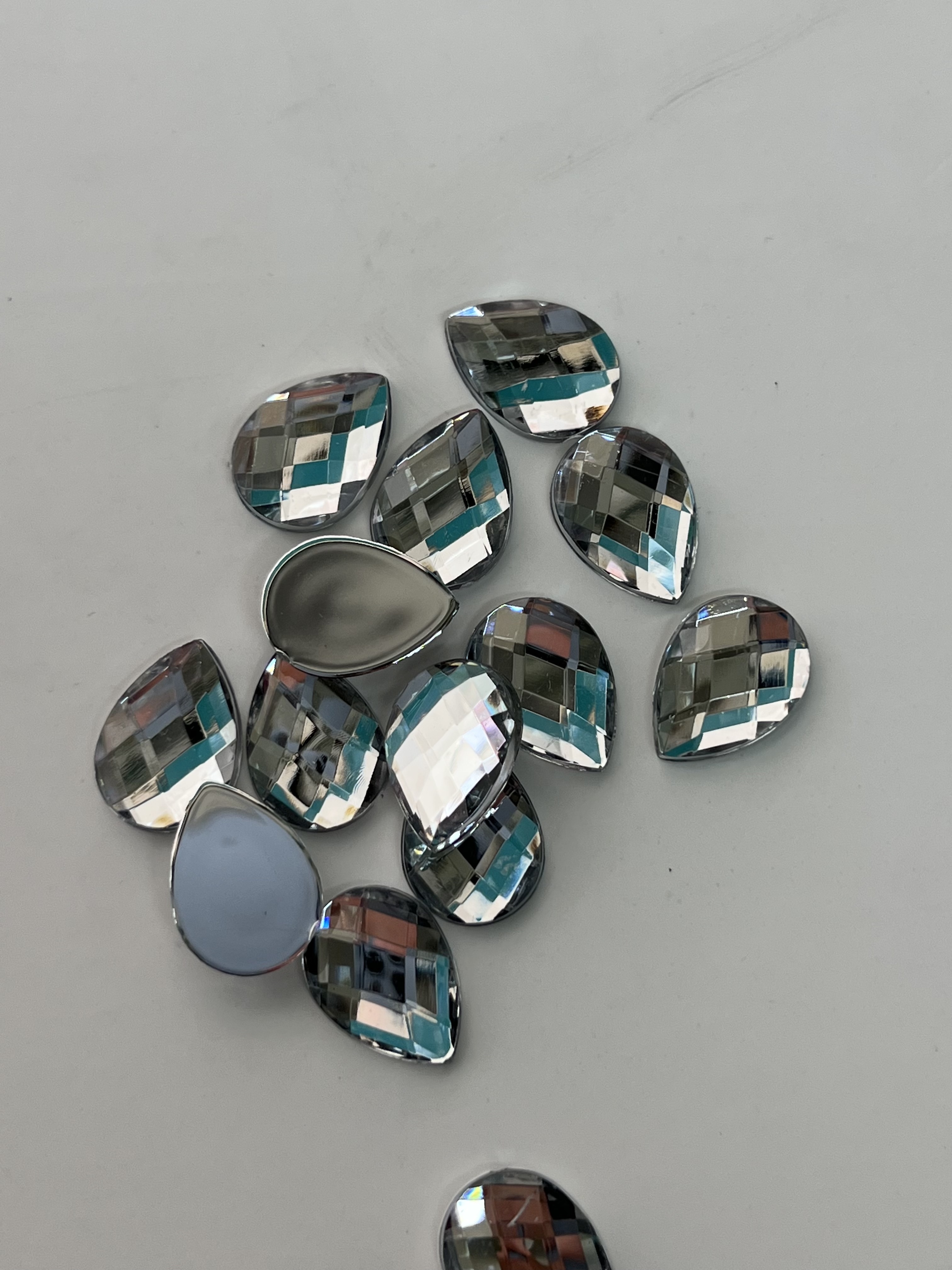 Factory direct sales of earth surface water drop flat bottom imitation Taiwan acrylic diamond eco-friendly jewelry accessories, multiple colors to choose from, acrylic jewelry headwear, children's hair accessories, clothing accessories, grabbers Application Scenario