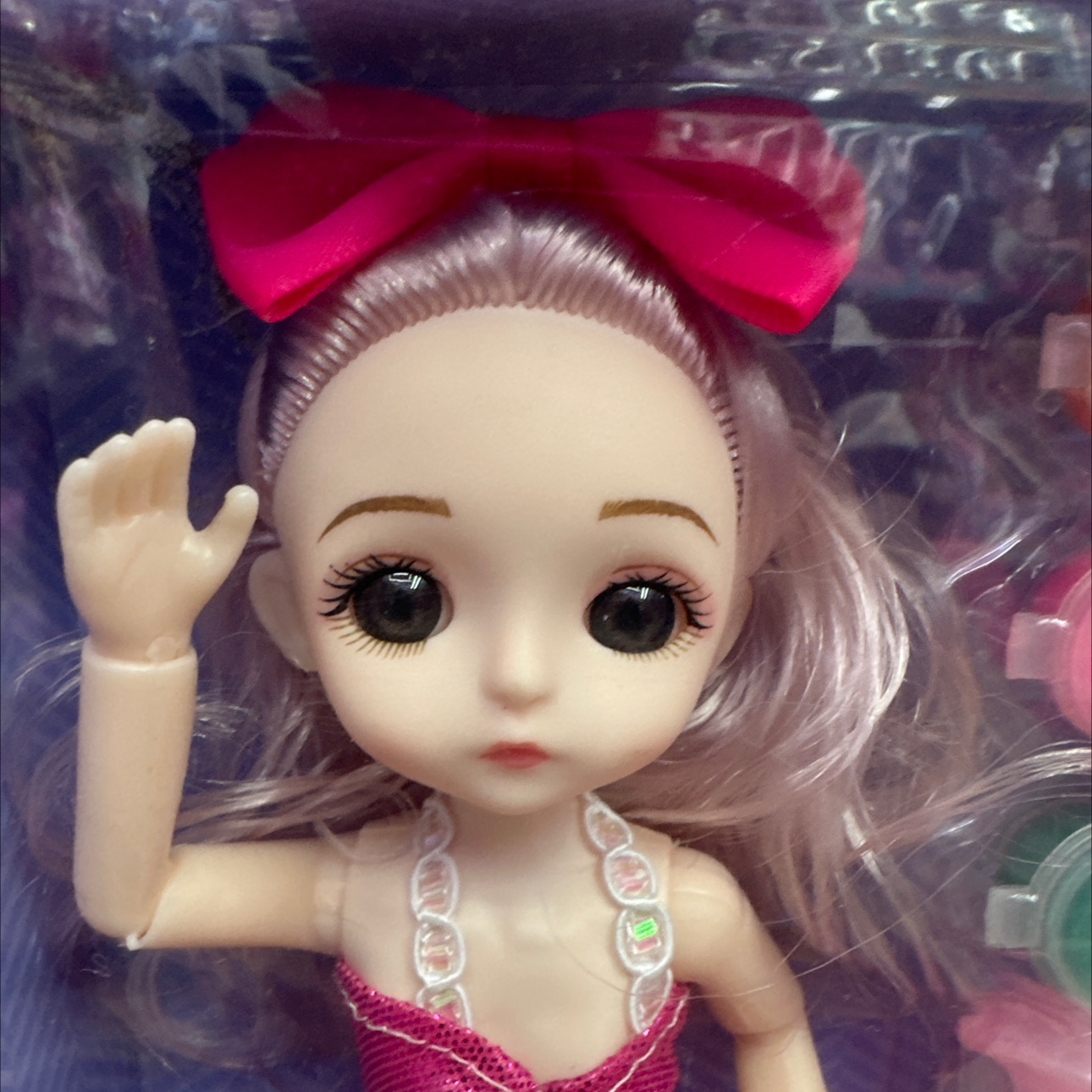 新款 关节可动 美人鱼。盒子包装内加 配件。娃娃头顶加戴 头花。3D 眼睛儿童玩具细节图