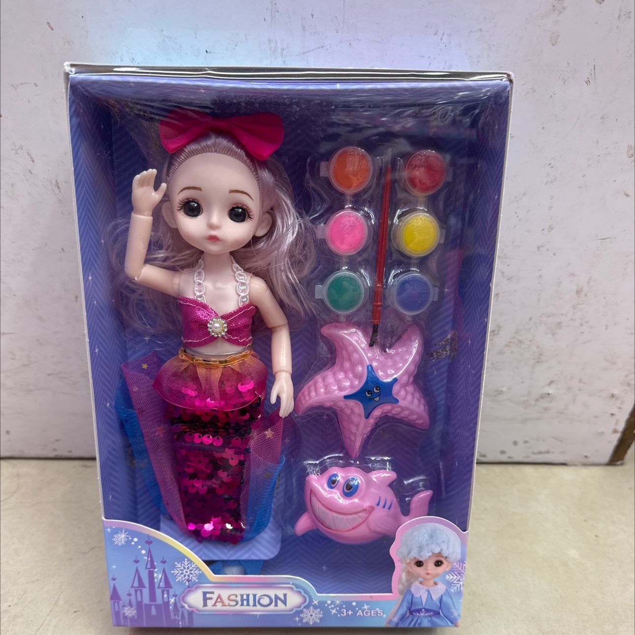 新款 关节可动 美人鱼。盒子包装内加 配件。娃娃头顶加戴 头花。3D 眼睛儿童玩具