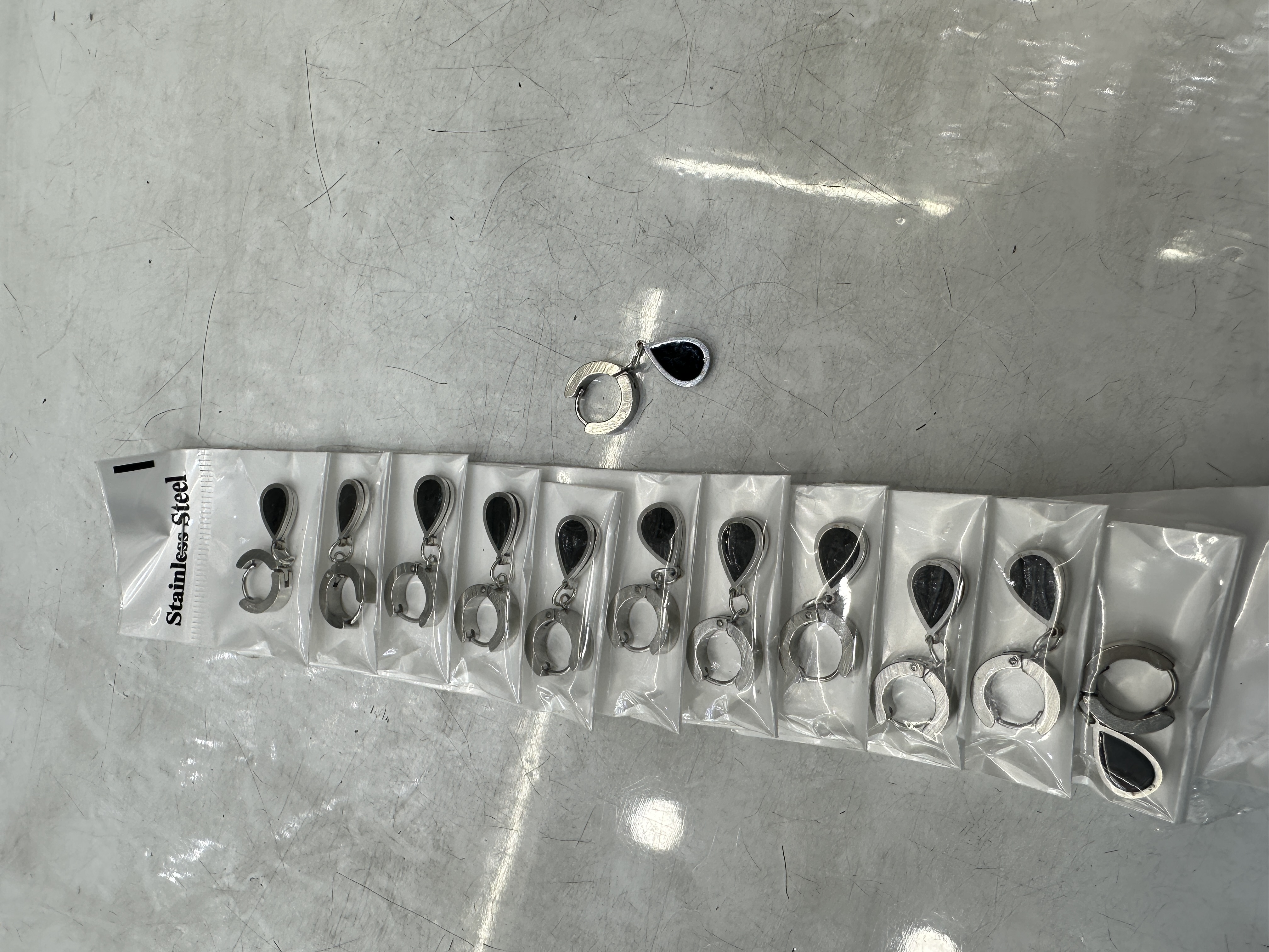 黑色滴油水型不锈钢耳扣耳钉耳饰 时尚百搭轻便饰品 个性潮流男女通用耳饰耳钉饰品饰品产品图