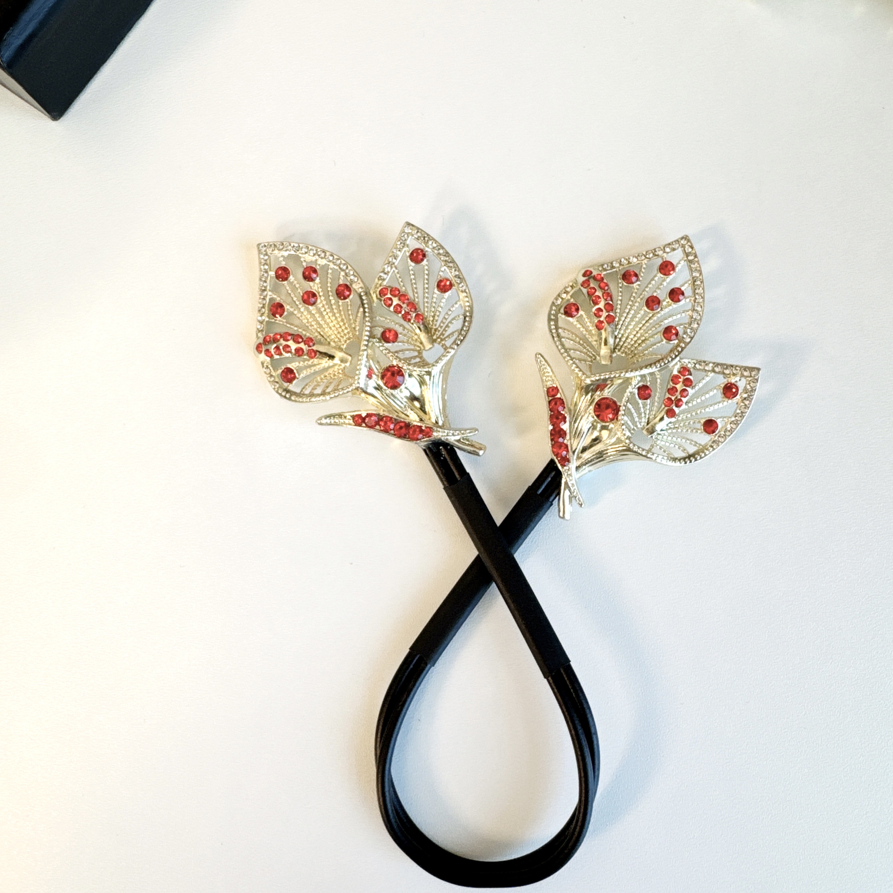High-End Retro Peacock Hair Clips, A Flower Bud Hair Bun At The Back Of A Woman's Head, A Lazy Bun Hairstyle, And A Twist Clip Headwear details Picture