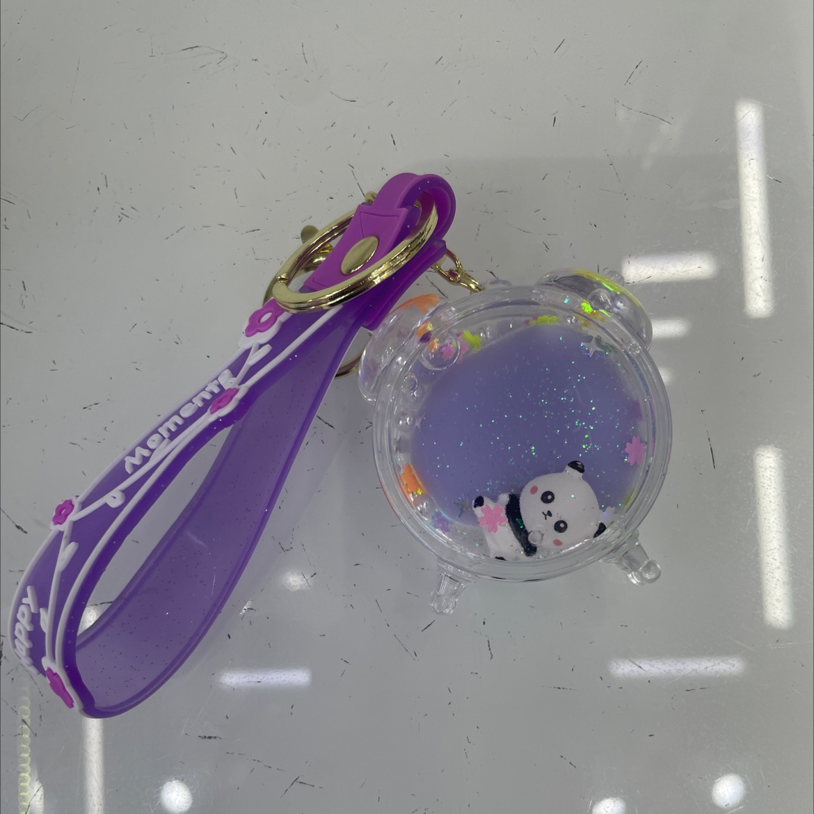 闹钟小熊钥匙扣材质是塑料加PVC，今年的爆款