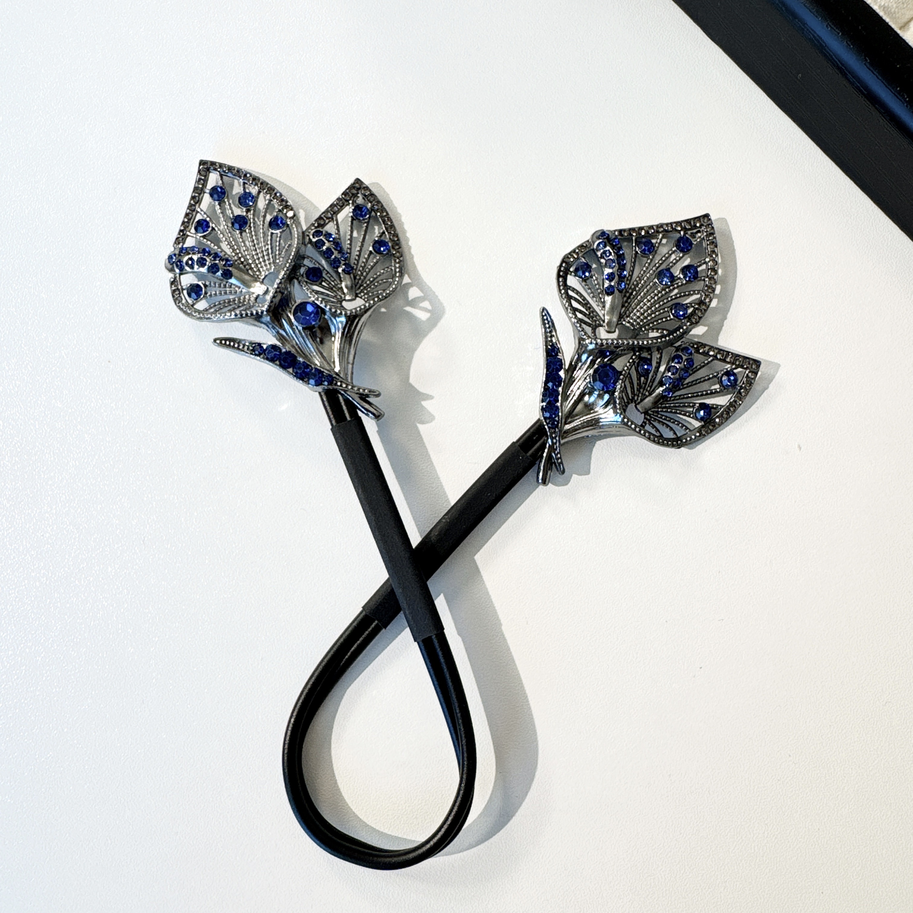 High-End Retro Peacock Hair Clips, A Flower Bud Hair Bun At The Back Of A Woman's Head, A Lazy Bun Hairstyle, And A Twist Clip Headwear Item Picture