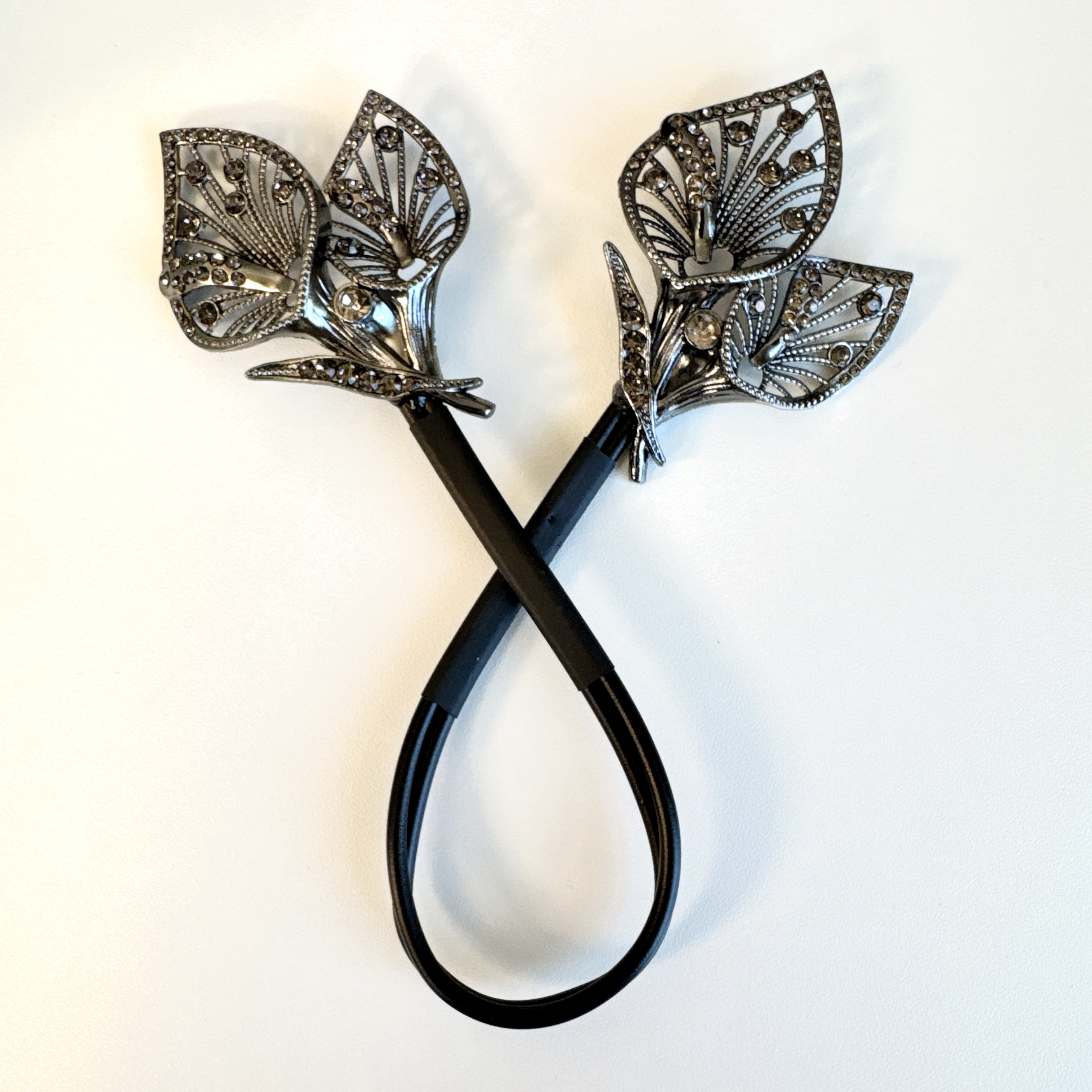 High-End Retro Peacock Hair Clips, A Flower Bud Hair Bun At The Back Of A Woman's Head, A Lazy Bun Hairstyle, And A Twist Clip Headwear details Picture