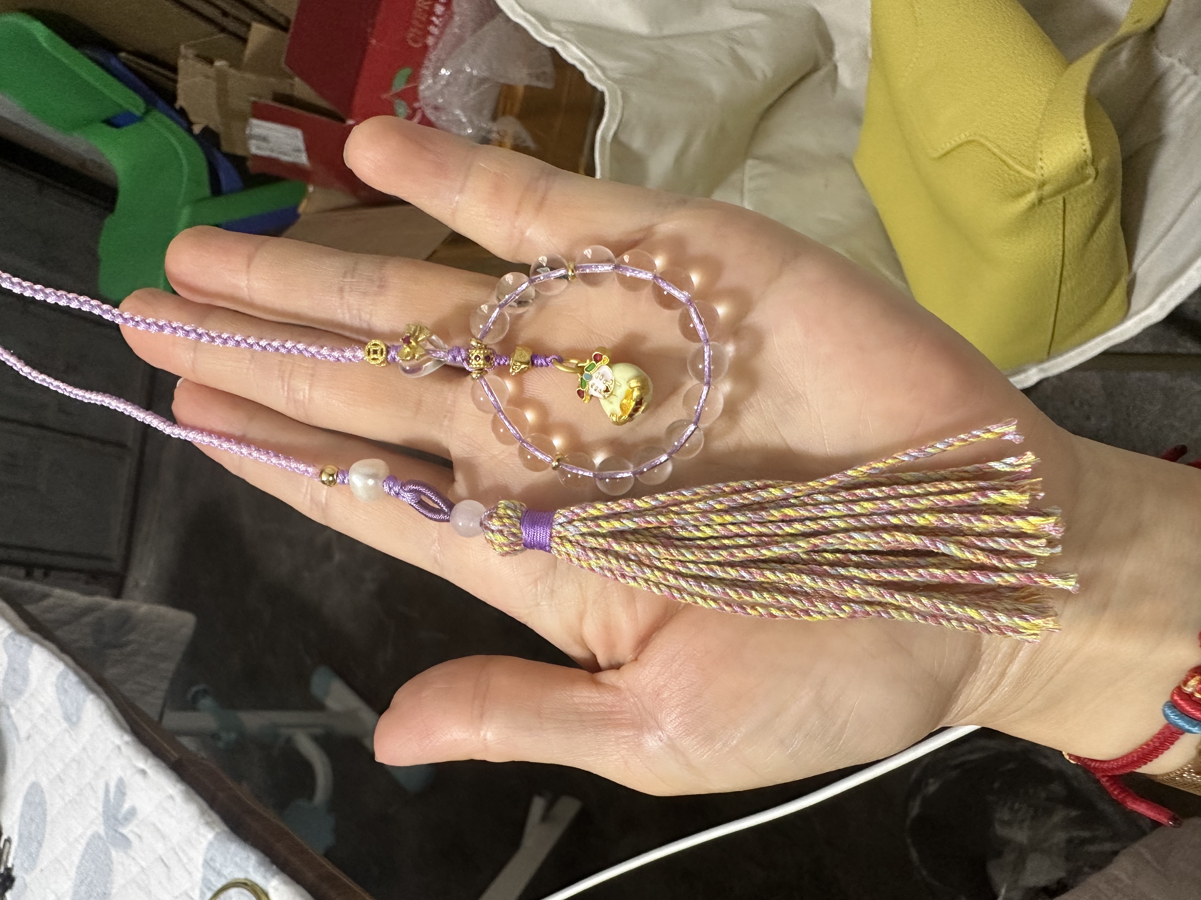 The high-end white crystal pendant is an original artistic design, featuring a bulging money bag pendant for attracting rice