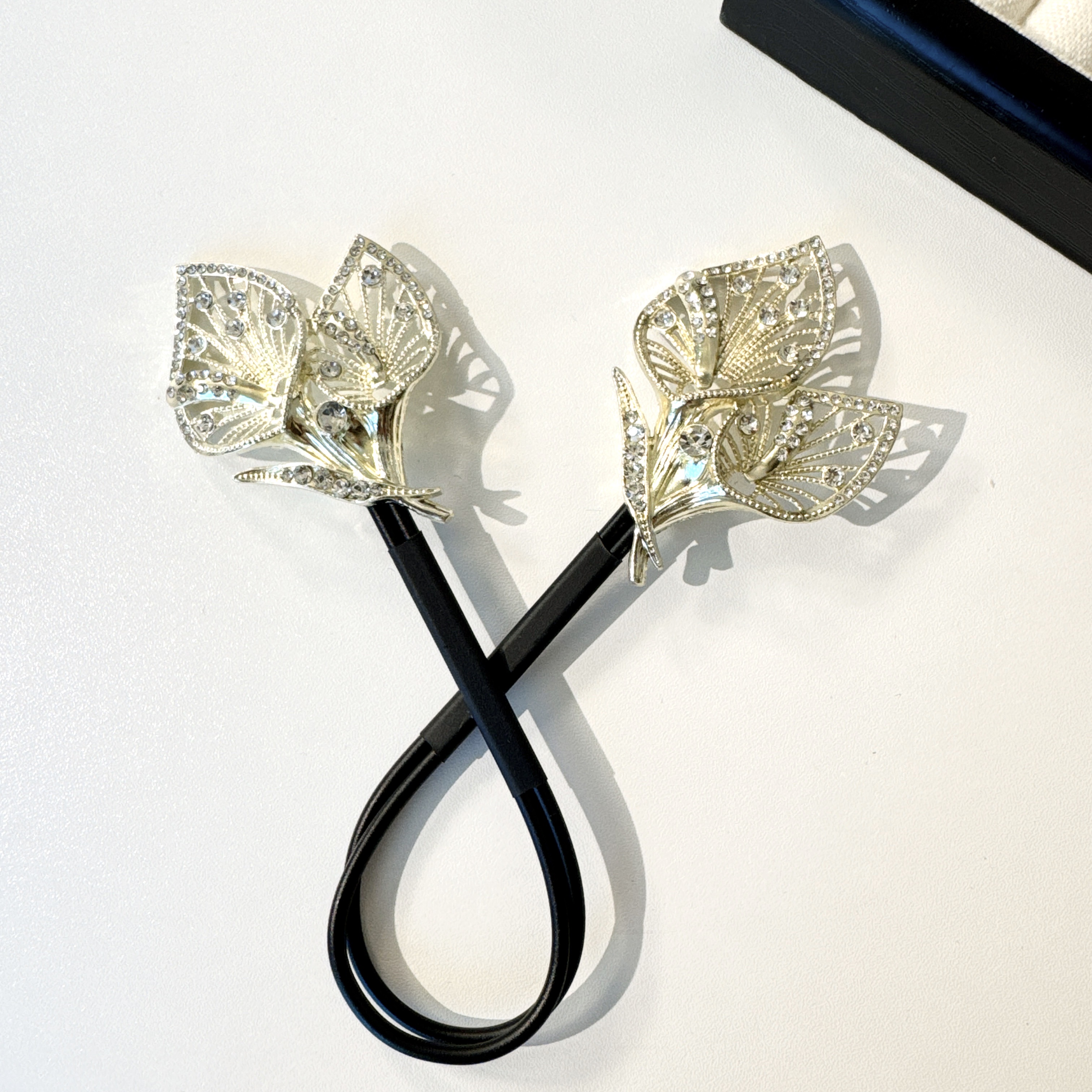High-End Retro Peacock Hair Clips, A Flower Bud Hair Bun At The Back Of A Woman's Head, A Lazy Bun Hairstyle, And A Twist Clip Headwear Application Scenario