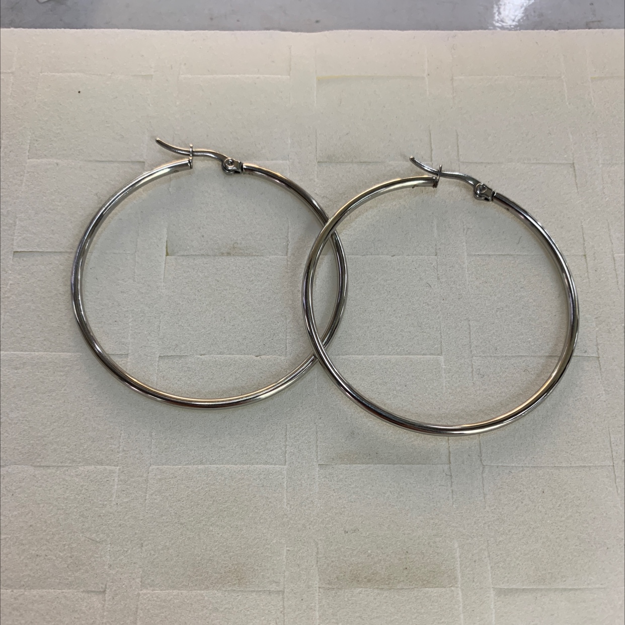 程洁不锈钢材质大圈光板耳环白色款式时尚简洁大方得体个性十足耳钉详情图11