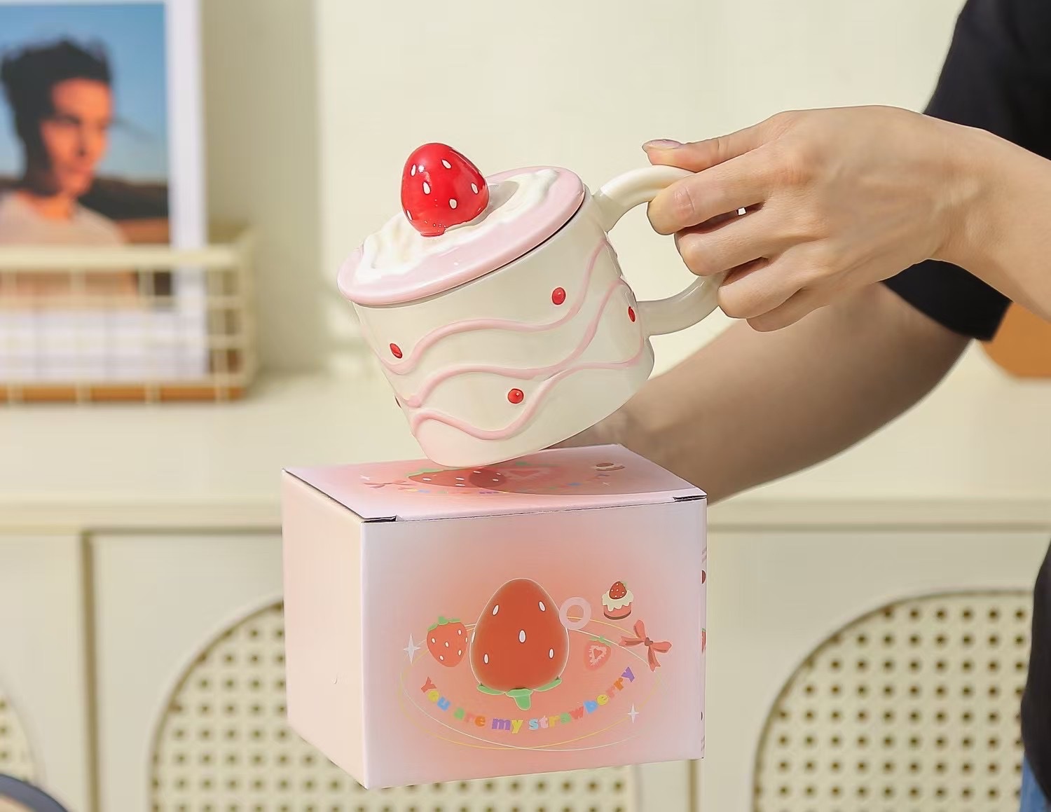 Cute bread bear ceramic water cup mug coffee cup with ceramic lid mug details Picture