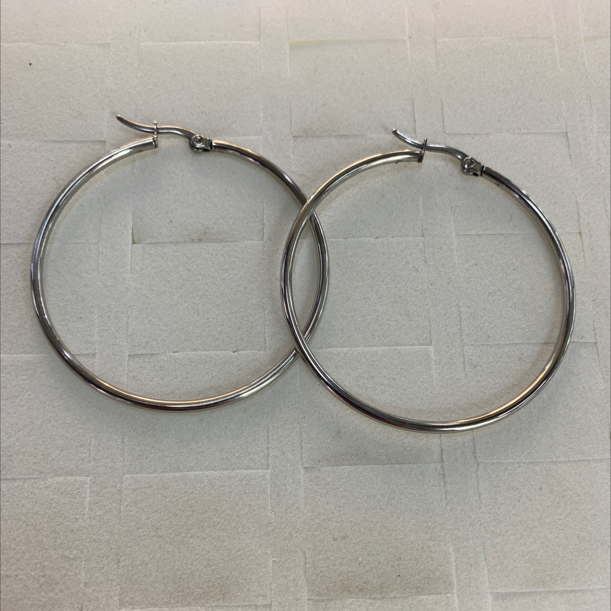 程洁不锈钢材质大圈光板耳环白色款式时尚简洁大方得体个性十足耳钉详情图6