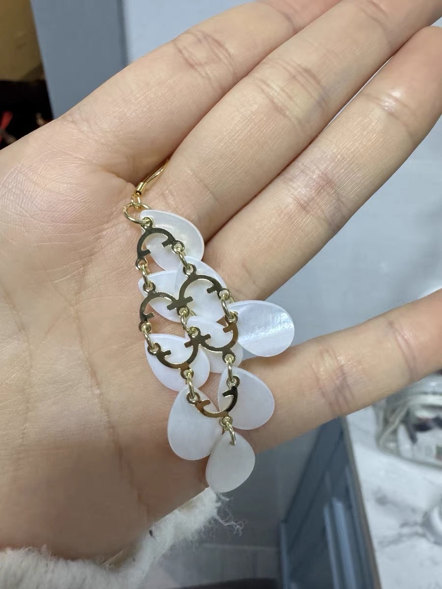 浙江义乌国际商贸城E3-8862天辰饰品2025年新品电商跨境电商热卖款亚克力时尚甜美款水滴耳环配件电商专供款详情图3