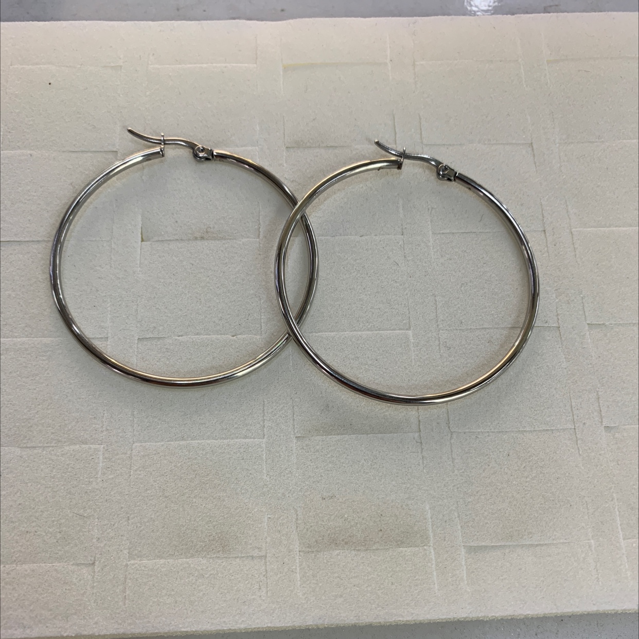 程洁不锈钢材质大圈光板耳环白色款式时尚简洁大方得体个性十足耳钉详情图8