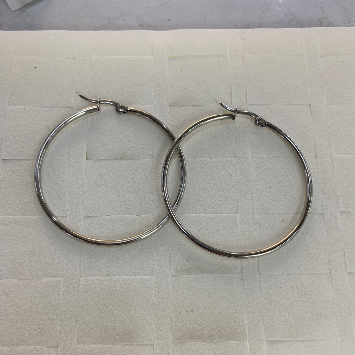 程洁不锈钢材质大圈光板耳环白色款式时尚简洁大方得体个性十足耳钉详情图3