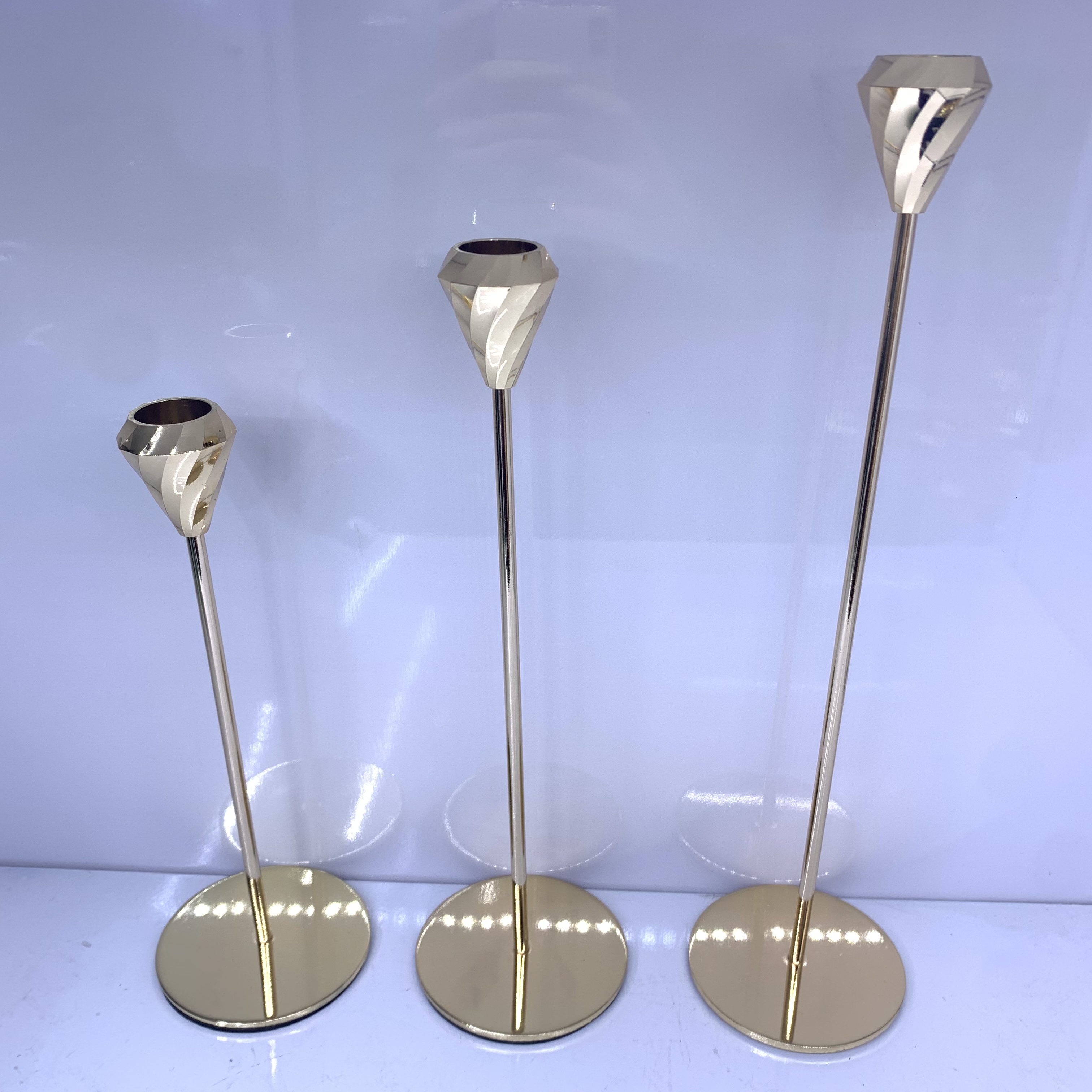 A new style of ironwork three-piece candlestick set has been launched. It is a high-end, elegant and sophisticated decorative item. It is a vase, a glass vase, a jade floor-standing vase