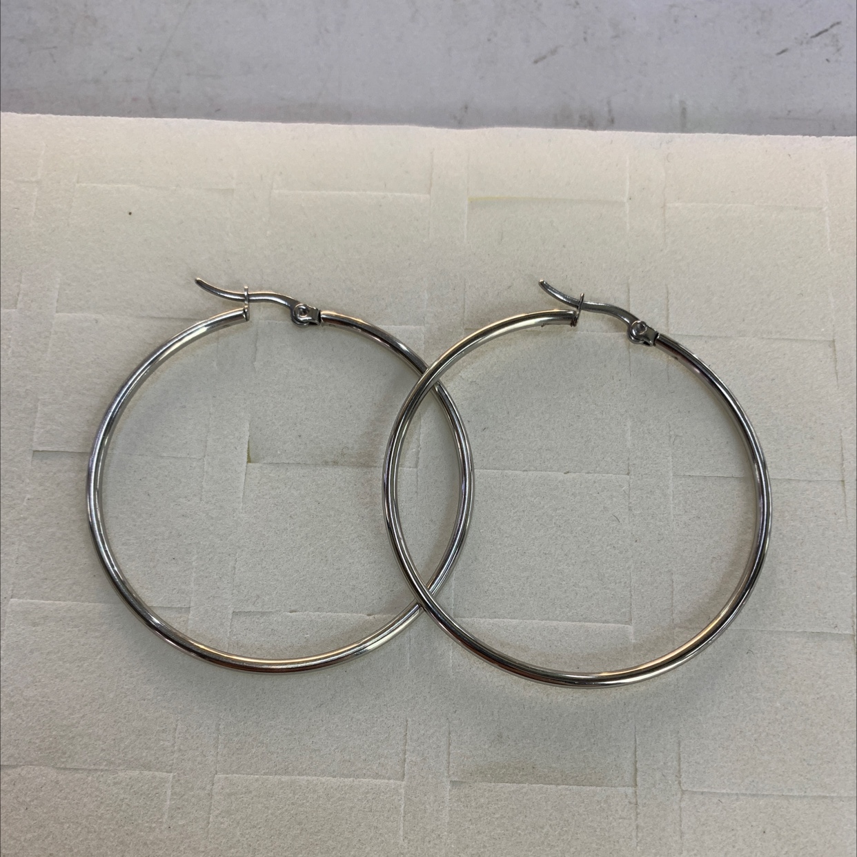 程洁不锈钢材质大圈光板耳环白色款式时尚简洁大方得体个性十足耳钉