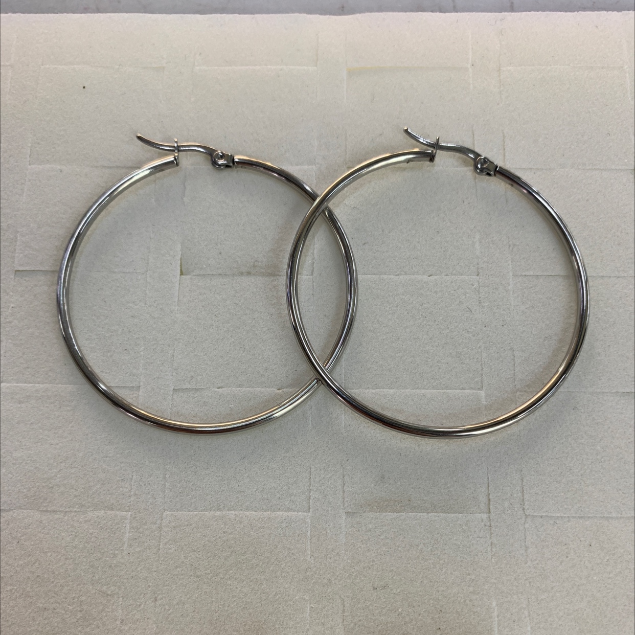 程洁不锈钢材质大圈光板耳环白色款式时尚简洁大方得体个性十足耳钉细节图