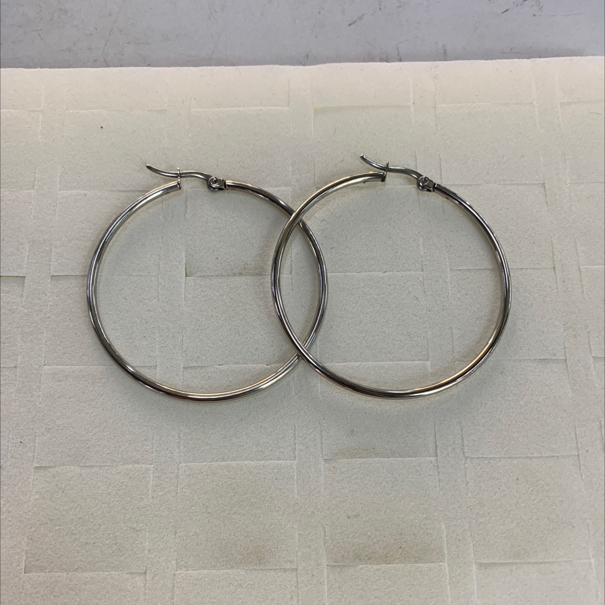 程洁不锈钢材质大圈光板耳环白色款式时尚简洁大方得体个性十足耳钉产品图