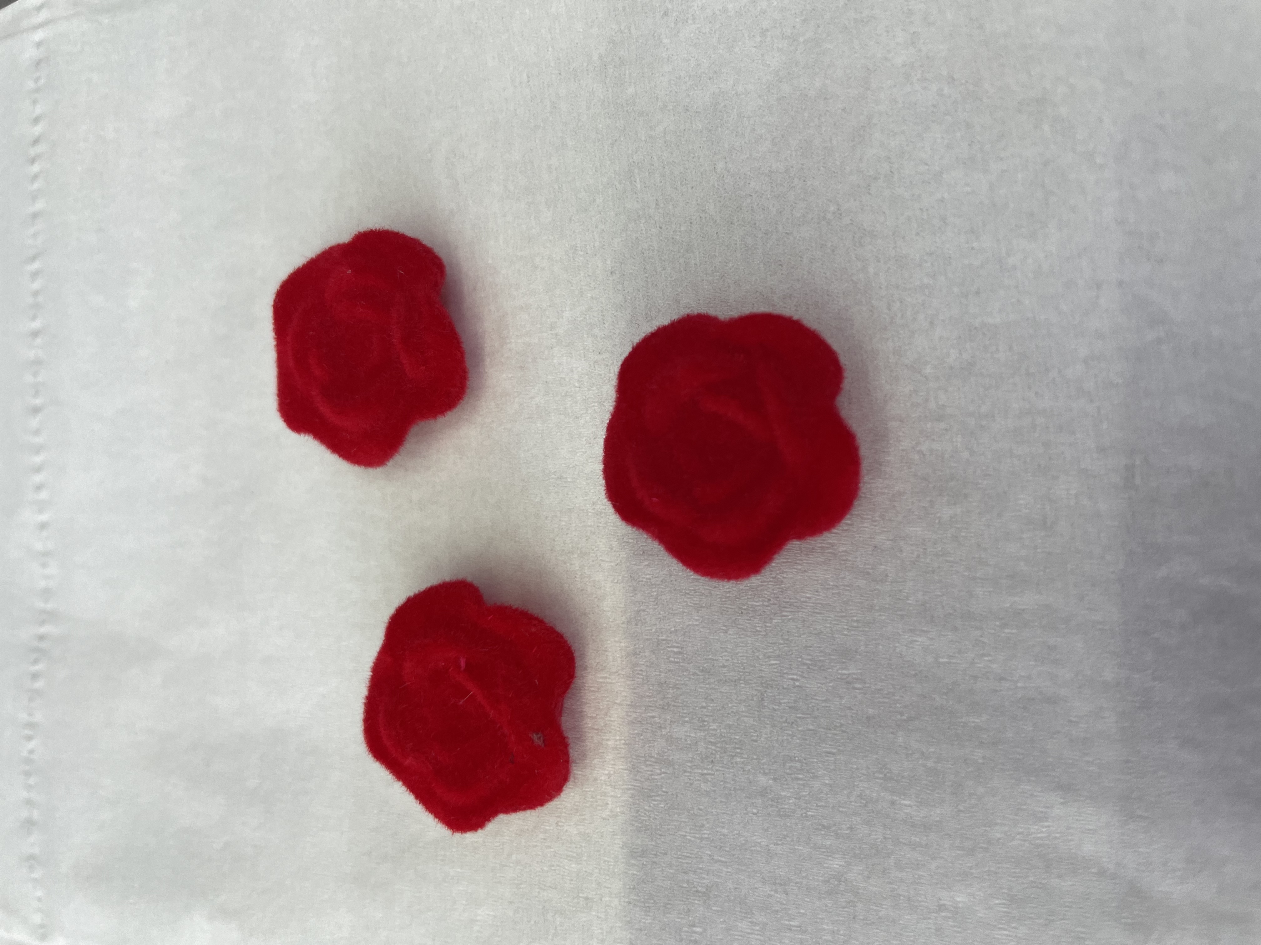 Yiwu Choucheng Ziying Jewelry Accessories Store offers plastic 18mm single-sided bright red velvet flower acrylic jewelry Specification image