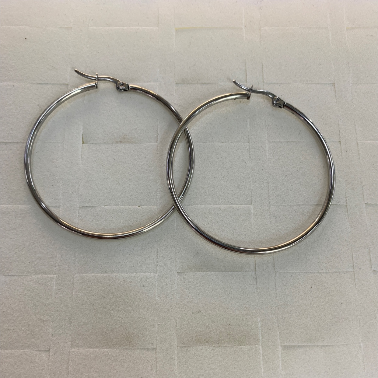 程洁不锈钢材质大圈光板耳环白色款式时尚简洁大方得体个性十足耳钉详情图5