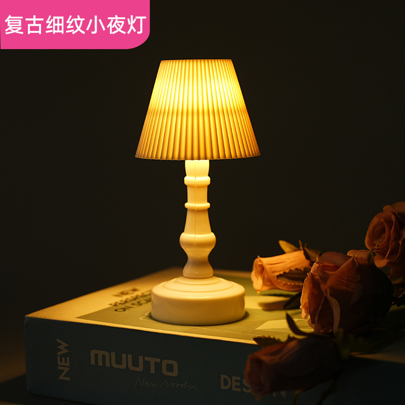 Cross-border European-style fine-textured small table lamp, retro LED night light, small palace lamp, bedside and bedroom decorative items, ambient light details Picture