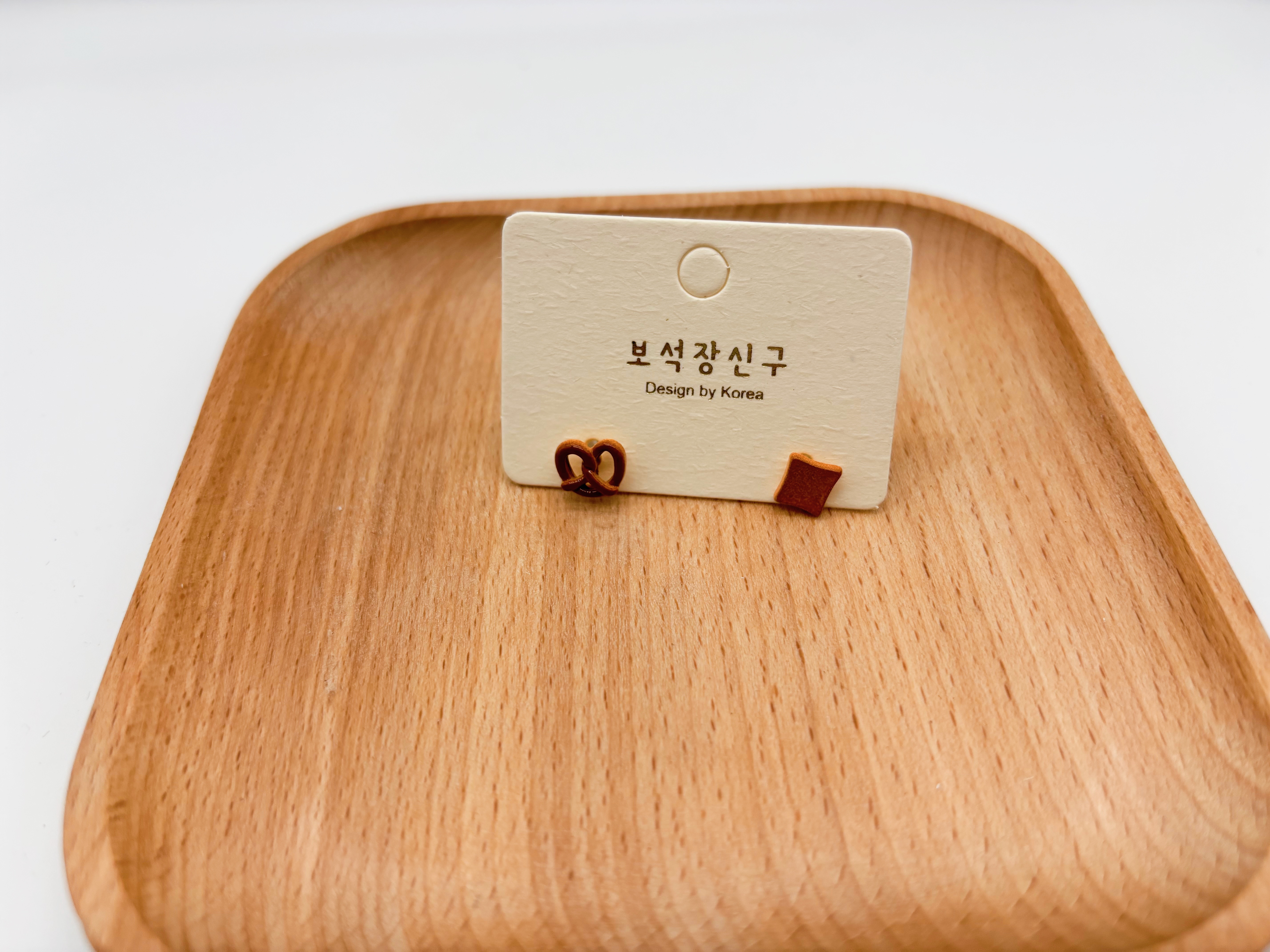 耳环卡特厚韩文烫金米黄色耳钉包装白底实物图