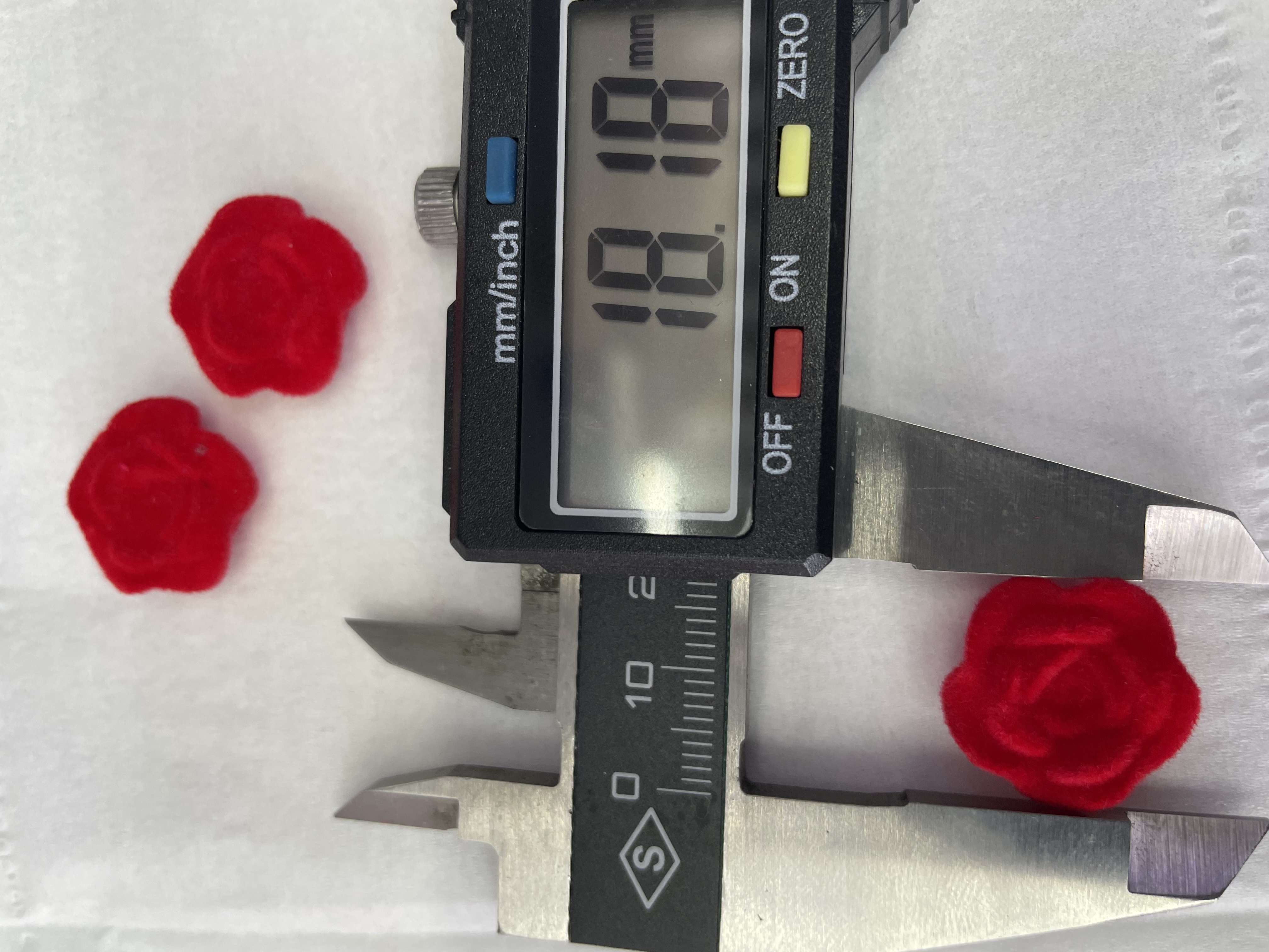 Yiwu Choucheng Ziying Jewelry Accessories Store offers plastic 18mm single-sided bright red velvet flower acrylic jewelry details Picture
