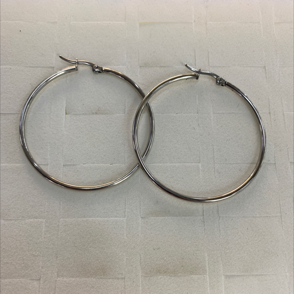 程洁不锈钢材质大圈光板耳环白色款式时尚简洁大方得体个性十足耳钉详情图4