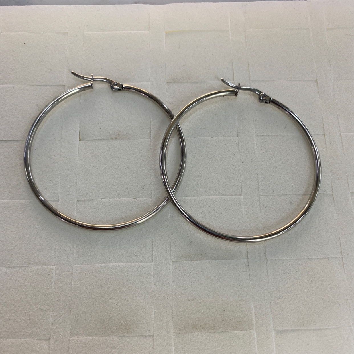 程洁不锈钢材质大圈光板耳环白色款式时尚简洁大方得体个性十足耳钉详情图7