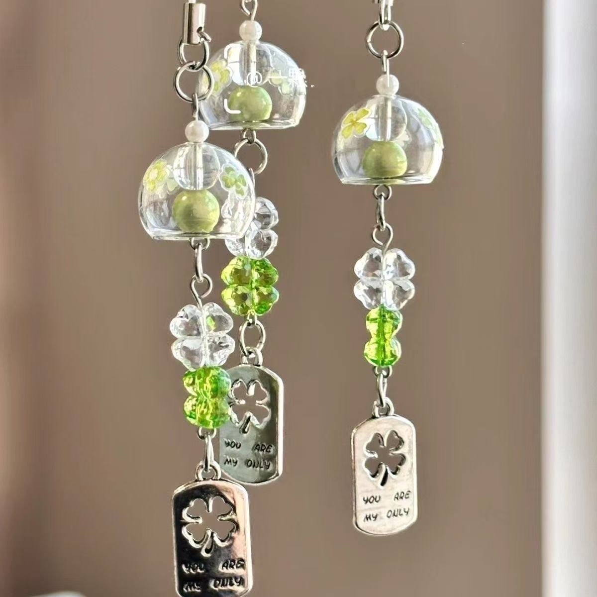 【 Lucky Wind Chime 】 Four-leaf clover wind chime handcrafted glass and wind graduation gift pendant, cute little pendant, fresh and refreshing details Picture