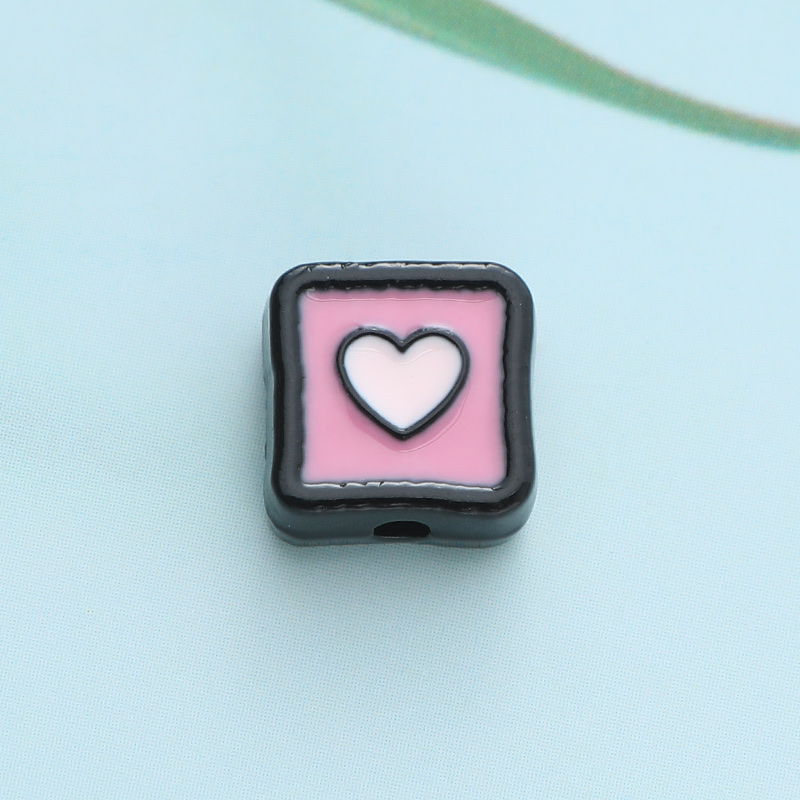 DIY alloy jewelry accessories, lacquered perforated bracelet, necklace, mobile phone chain accessories, square heart Application Scenario