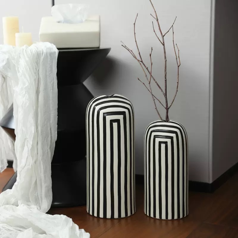 Creative vintage black and white striped vase handicrafts Application Scenario