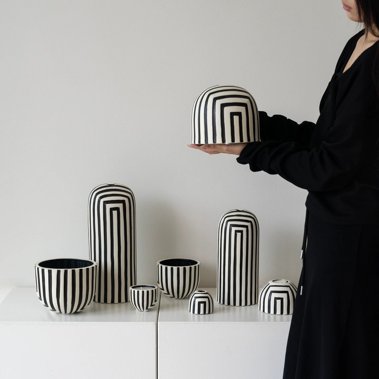 Creative vintage black and white striped vase handicrafts Specification image