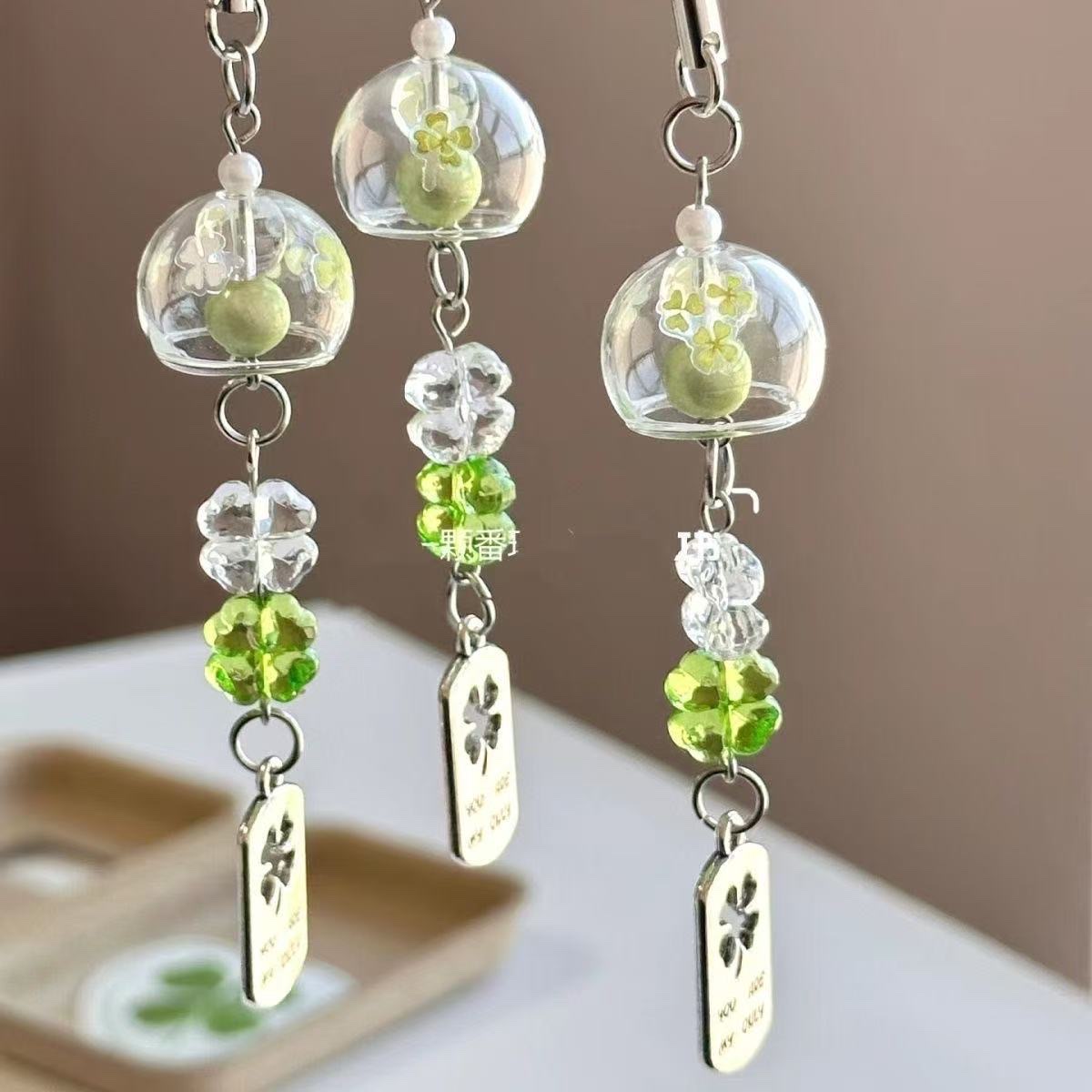 【 Lucky Wind Chime 】 Four-leaf clover wind chime handcrafted glass and wind graduation gift pendant, cute little pendant, fresh and refreshing Specification image