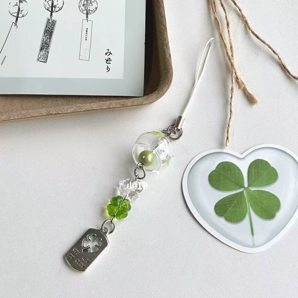 【 Lucky Wind Chime 】 Four-leaf clover wind chime handcrafted glass and wind graduation gift pendant, cute little pendant, fresh and refreshing Application Scenario