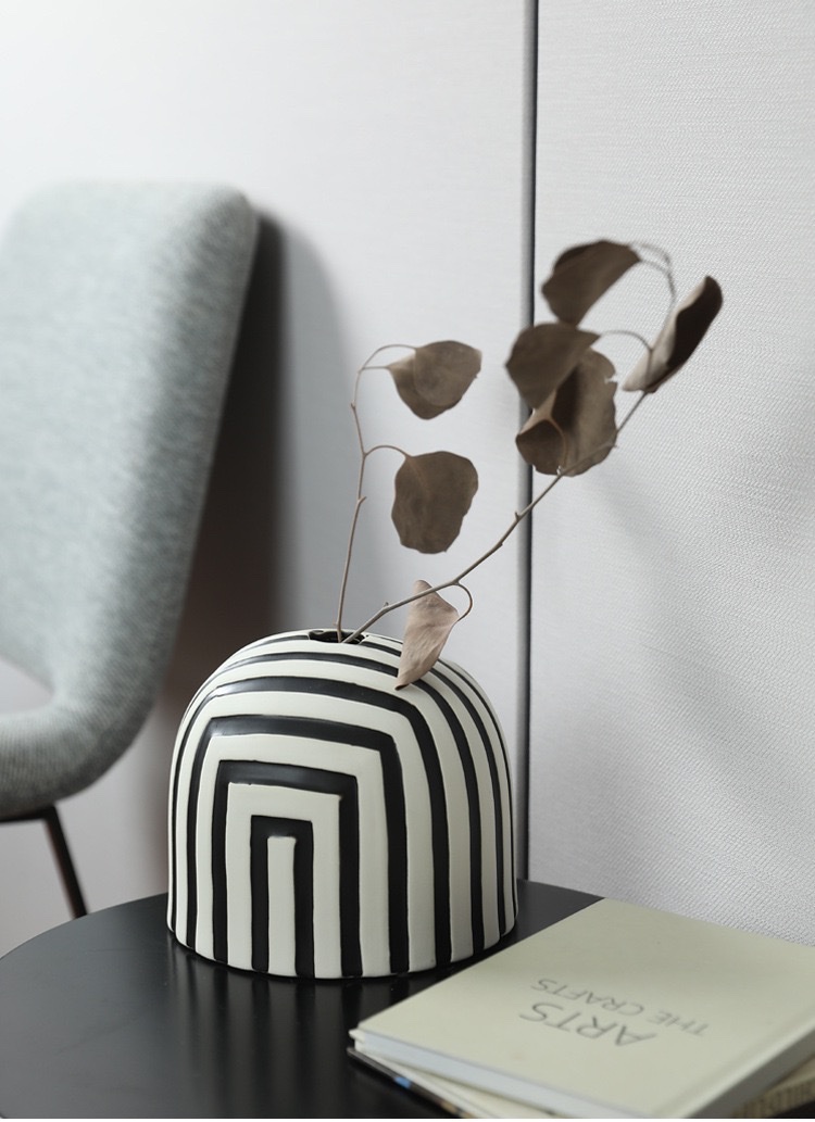 Creative vintage black and white striped vase handicrafts details Picture