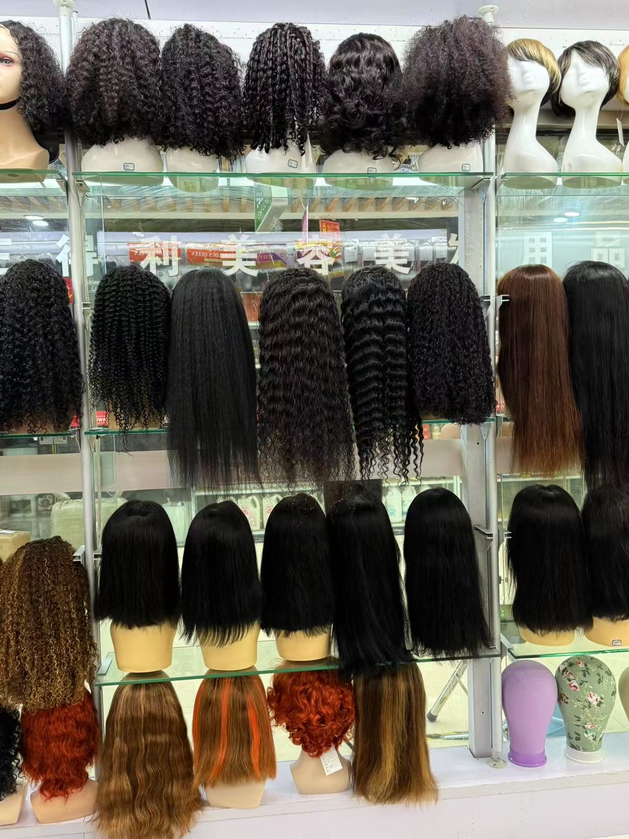 The wig is easy to wear and looks natural and realistic details Picture