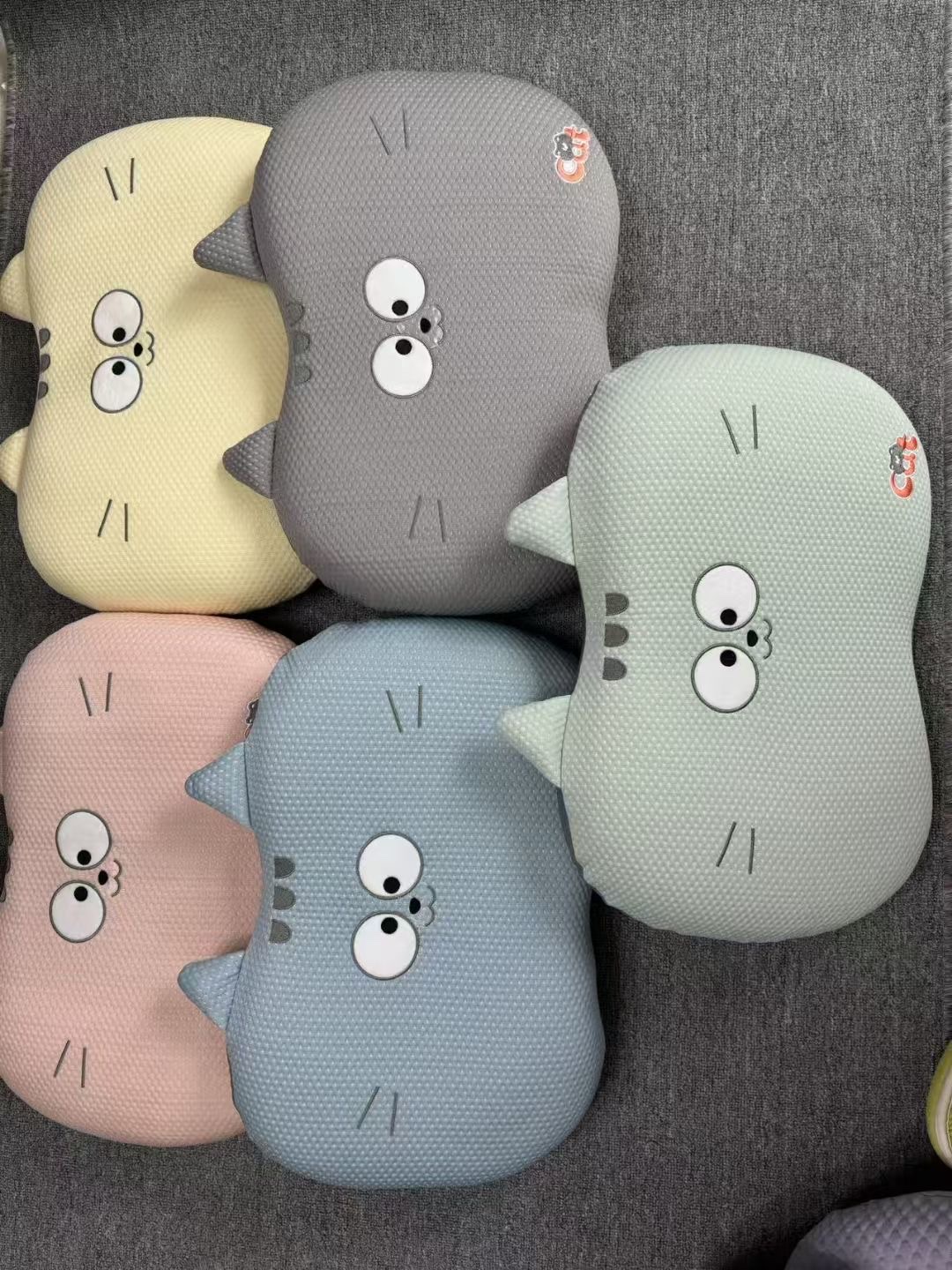 儿童记忆棉枕头，毛绒玩具儿童玩具跨境电商园毛绒可爱公仔抱枕礼物玩偶白底实物图