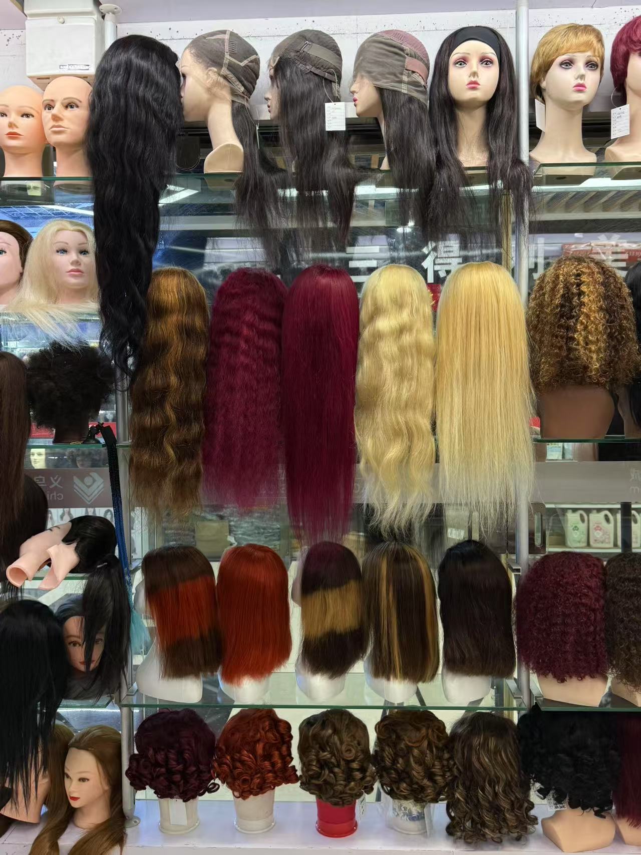 The wig is easy to wear and looks natural and realistic Application Scenario