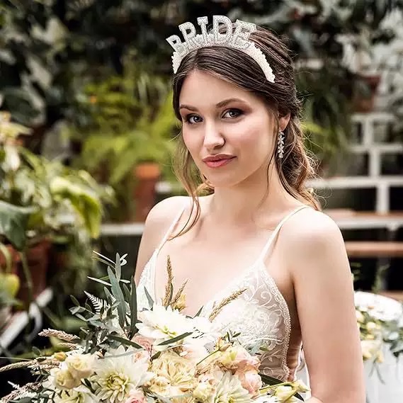 The bride's hairband is a fashionable and simple style hair accessory. It is a multi-functional and versatile headpiece for ladies Application Scenario