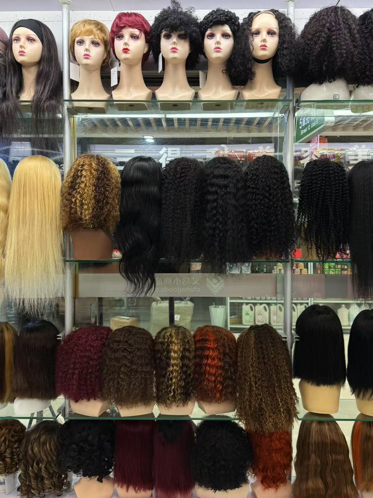 The wig is easy to wear and looks natural and realistic Specification image