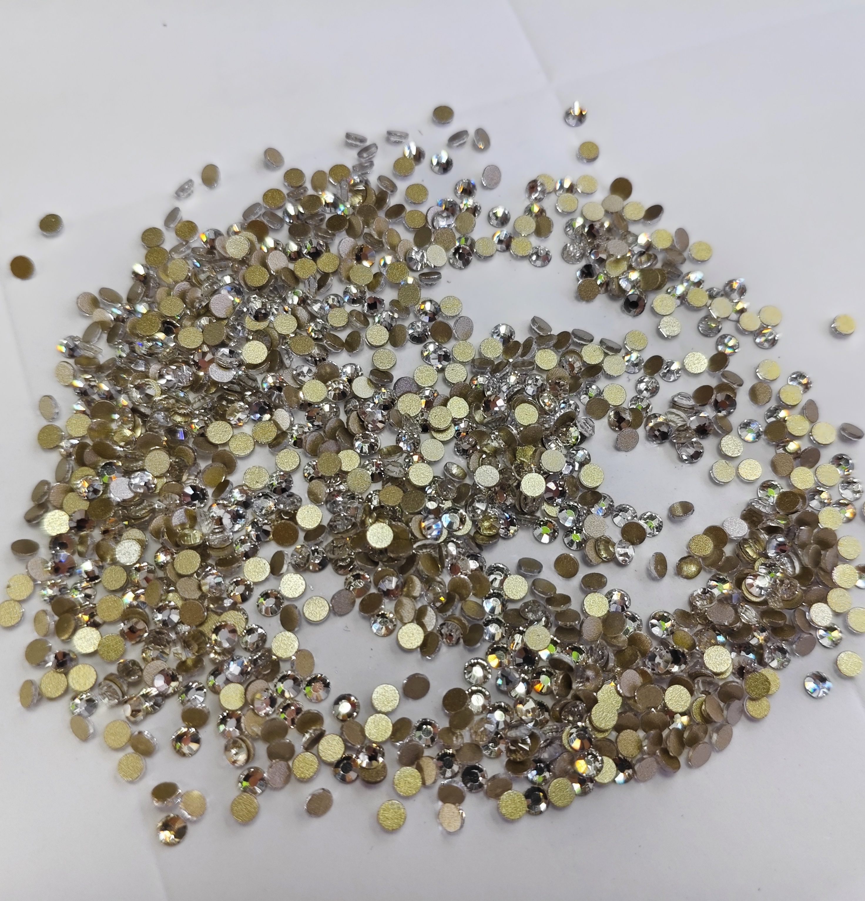 Exquisite flat-bottomed diamond, water diamond, white diamond jewelry accessories, delicate and shiny, handcrafted DIY materials, nail drill details Picture