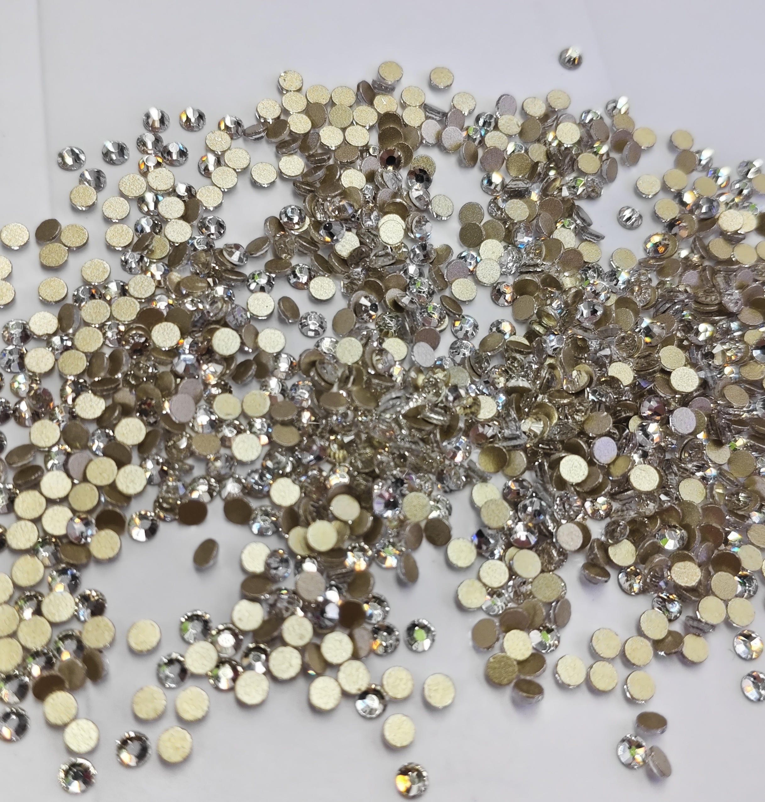 Exquisite flat-bottomed diamond, water diamond, white diamond jewelry accessories, delicate and shiny, handcrafted DIY materials, nail drill Application Scenario