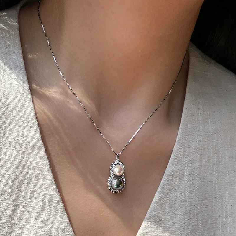 Welding zircon earrings, fashionable ear necklaces, exquisite welding craftsmanship, trendy and versatile accessories, elegant and stylish necklaces for ladies Application Scenario