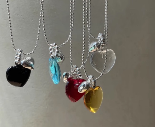 National trend colorful heart-shaped necklace, silver chain adjustable, the same style as the Instagram blogger, high-end collarbone chain sweater chain/accessory, accessory, accessory, accessory details Picture