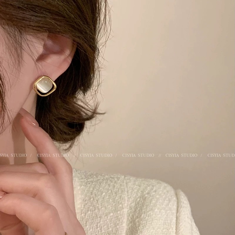 High-end cat's eye stone ear studs for women, 2025 new bestsellers, ear clips, mosquito coils, plate style, elegant earrings, earrings without ear holes, earrings detail image 3