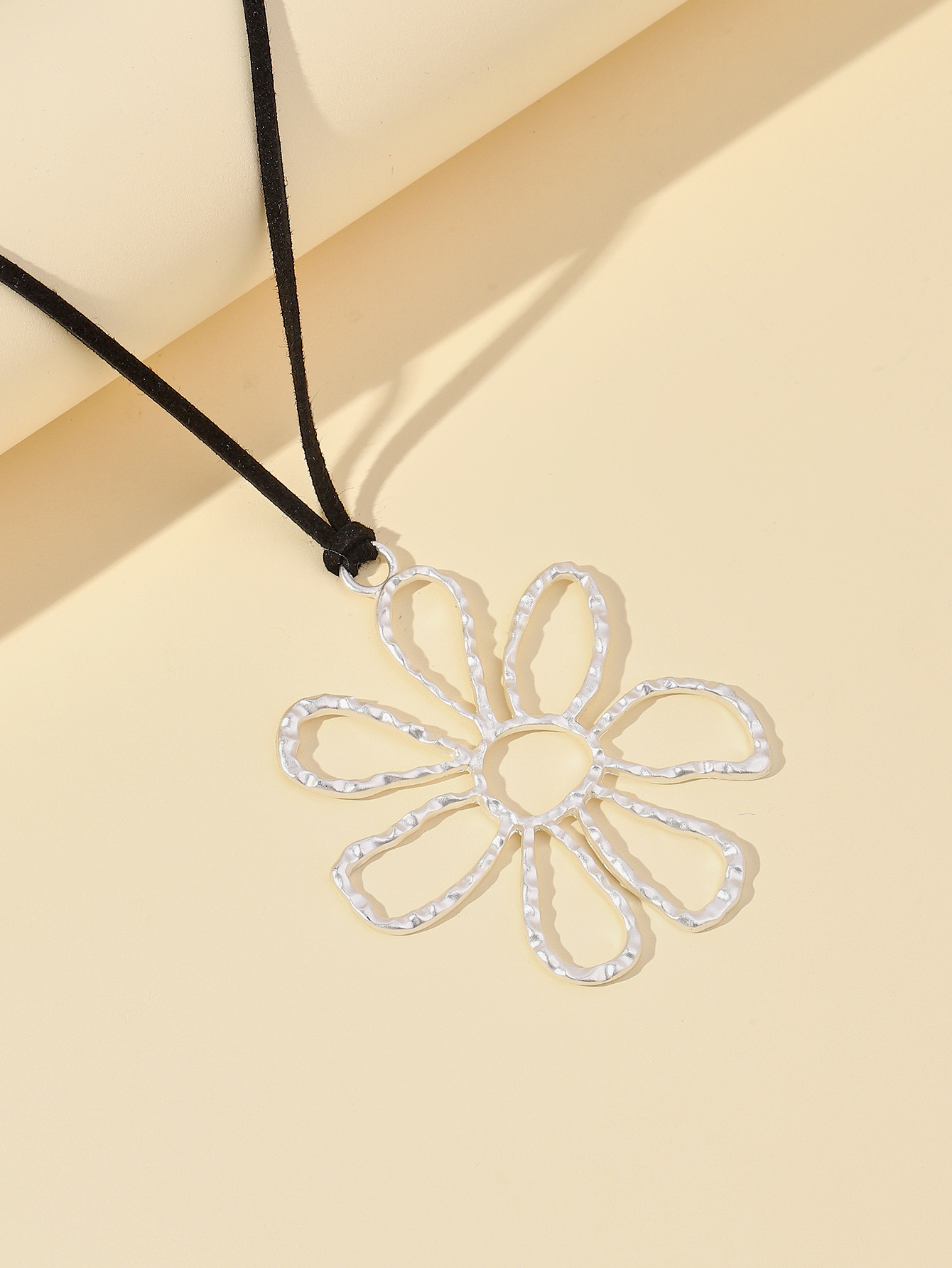 The jewelry set is a fashionable luxury item with exquisitely designed chain Item Picture